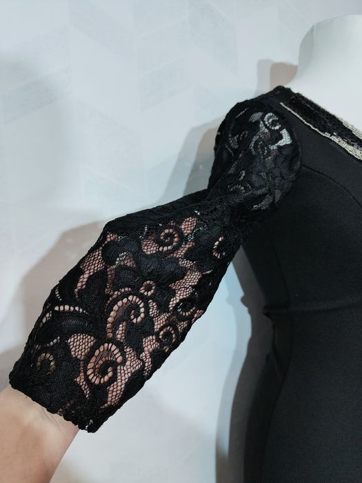 Czarna krótka sukienka elegancka dopasowana z ozdobnym dekoltem rozmia