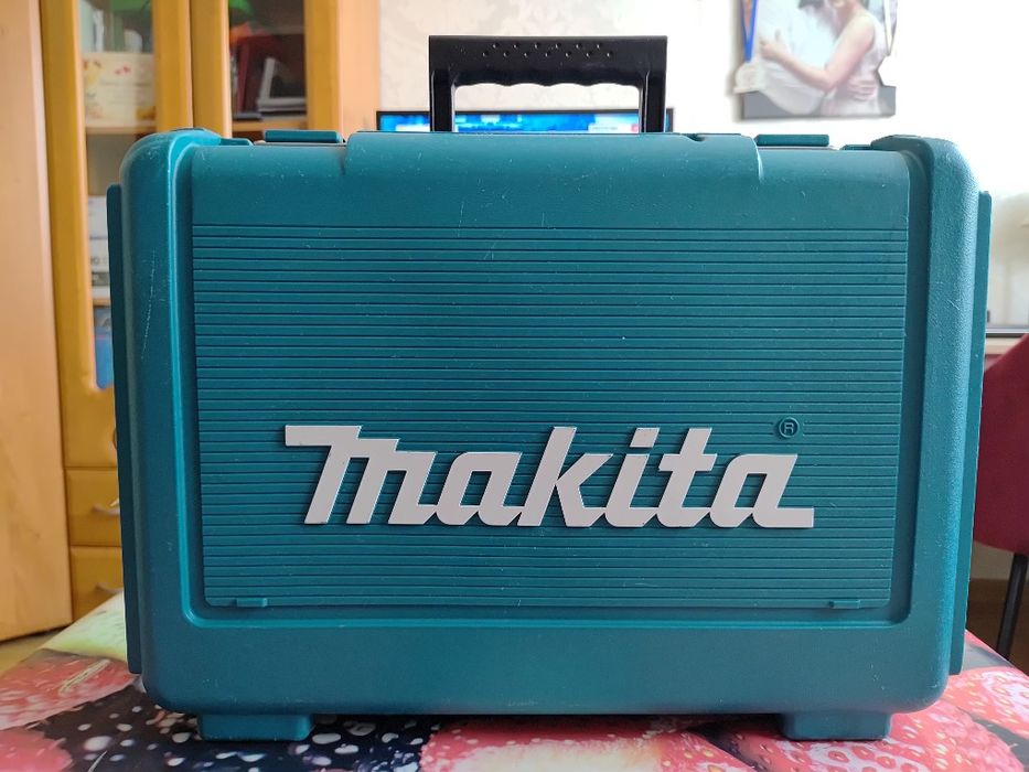 Bardzo ładna. Wiertarko-wkrętarka Makita 6271D.