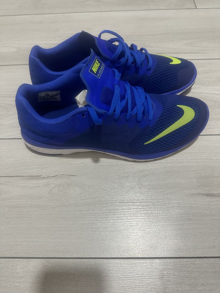 Продам мужские кроссовки Nike  FS Lite Run 3