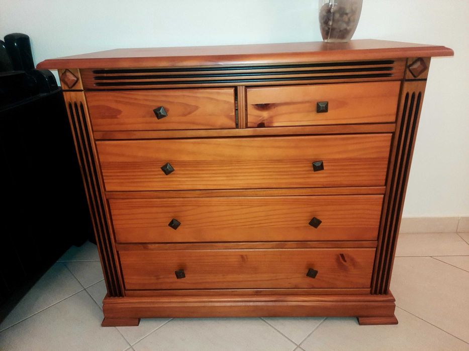 Cama, colchão, cabeceiras e cómoda