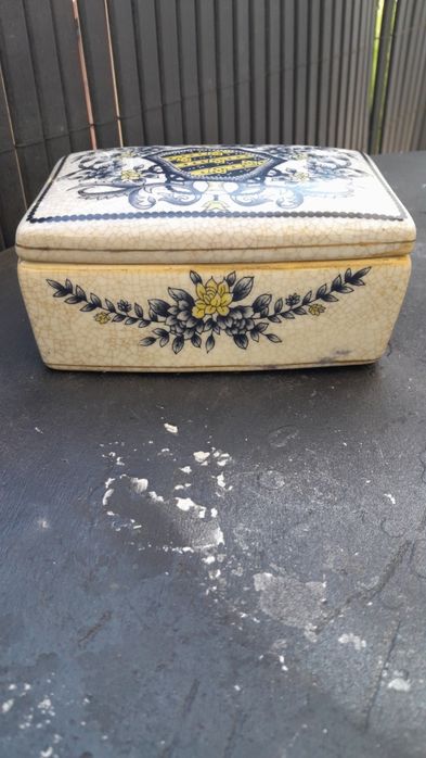 Caixa com tampa em porcelana antiga