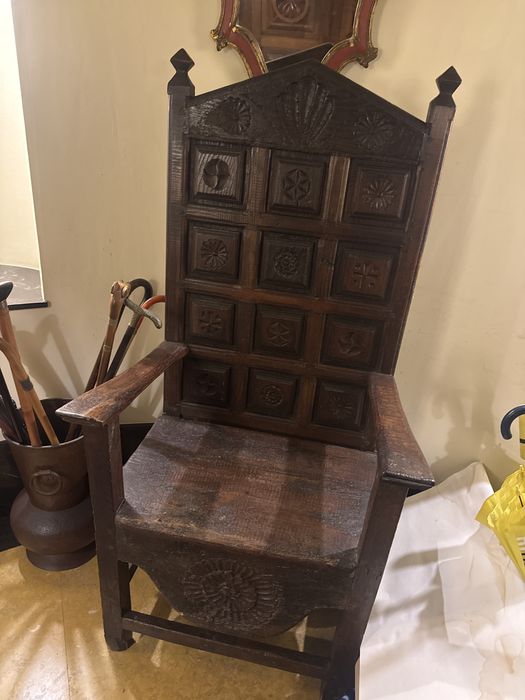 cadeirão de madeira grande