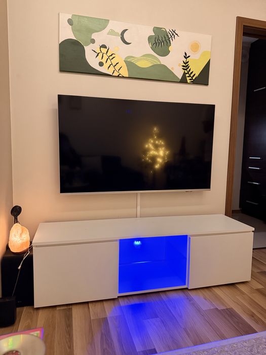 Biała szafka rtv + led