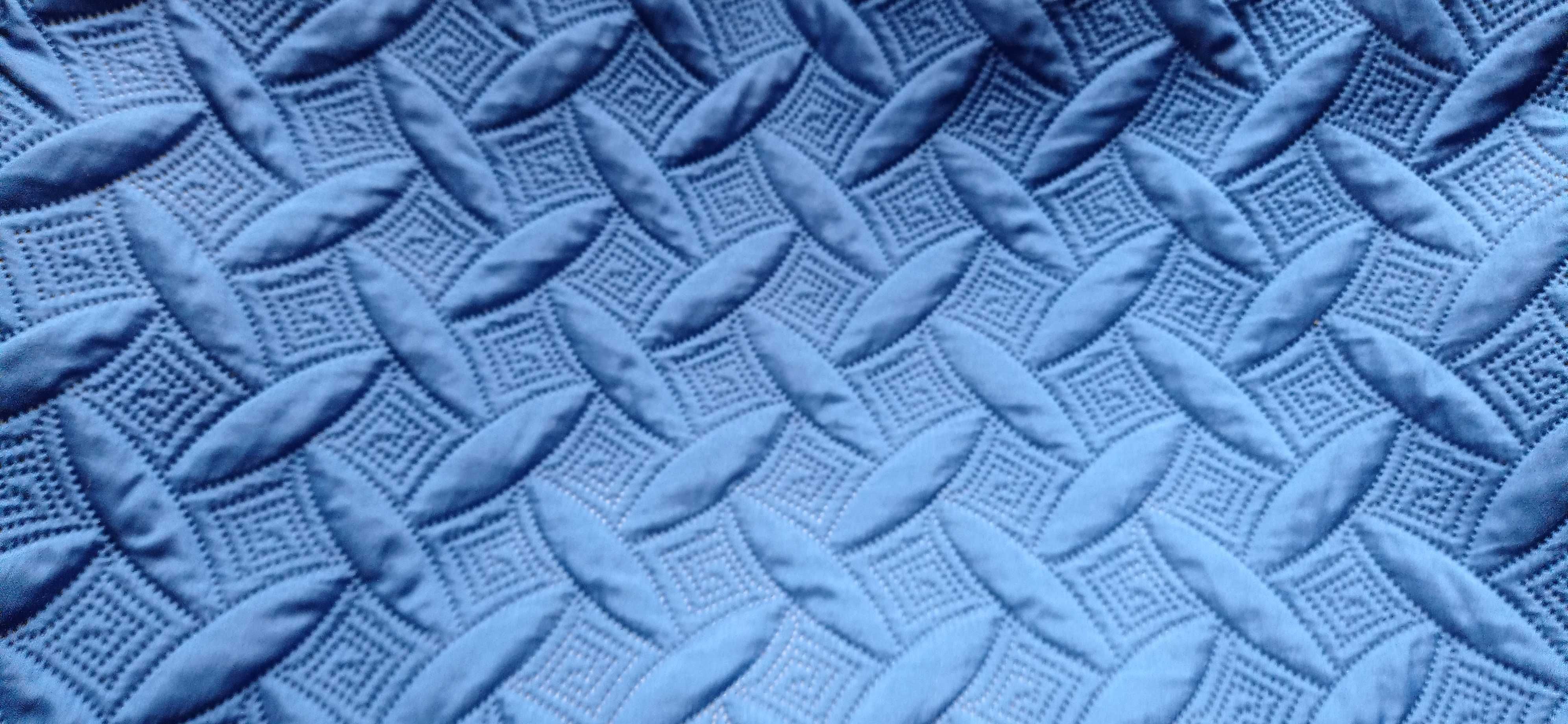Colcha azul, cama de solteiro