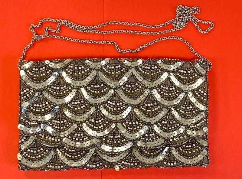 Серебристая сумочка вечерний клатч с пайетками бусинами New Look