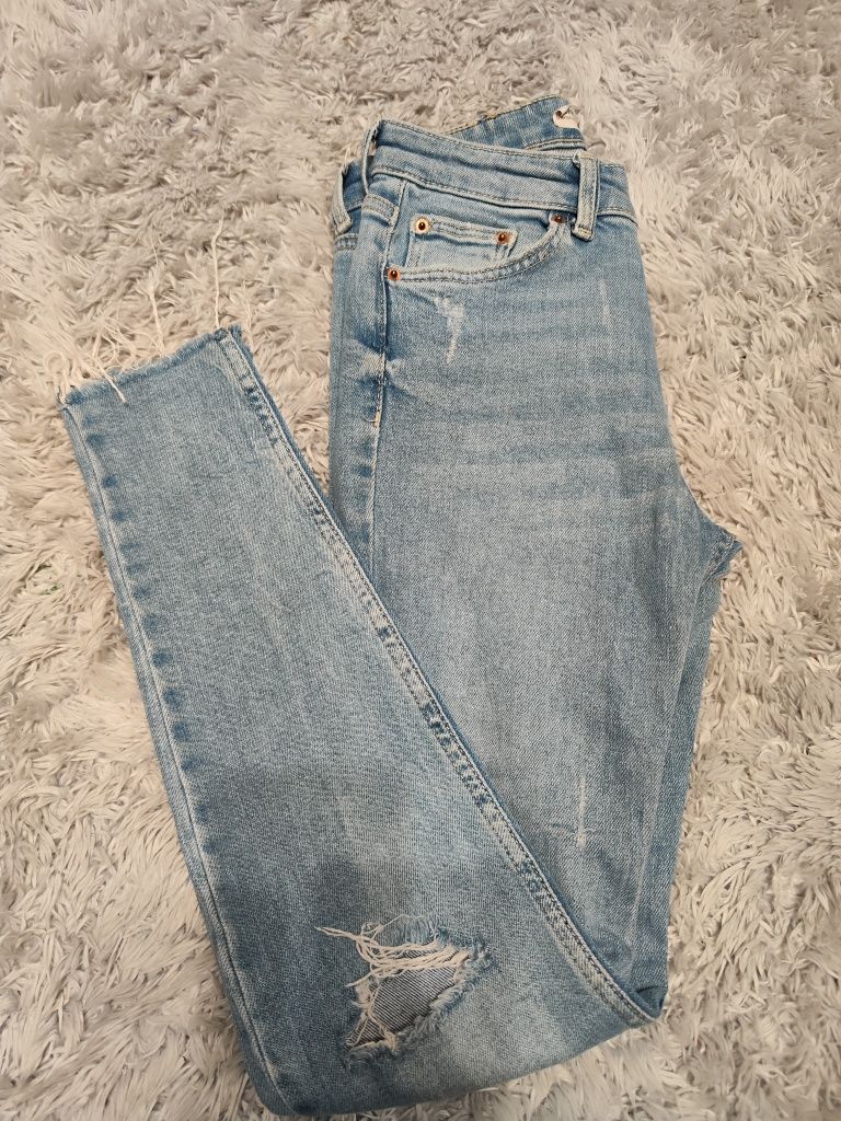 Jeansy spodnie z rozdarciem Bershka 34 XS