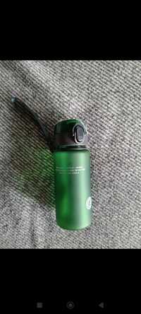 Zielona plastikowa butelka na wodę góry trekking trening wycieczki