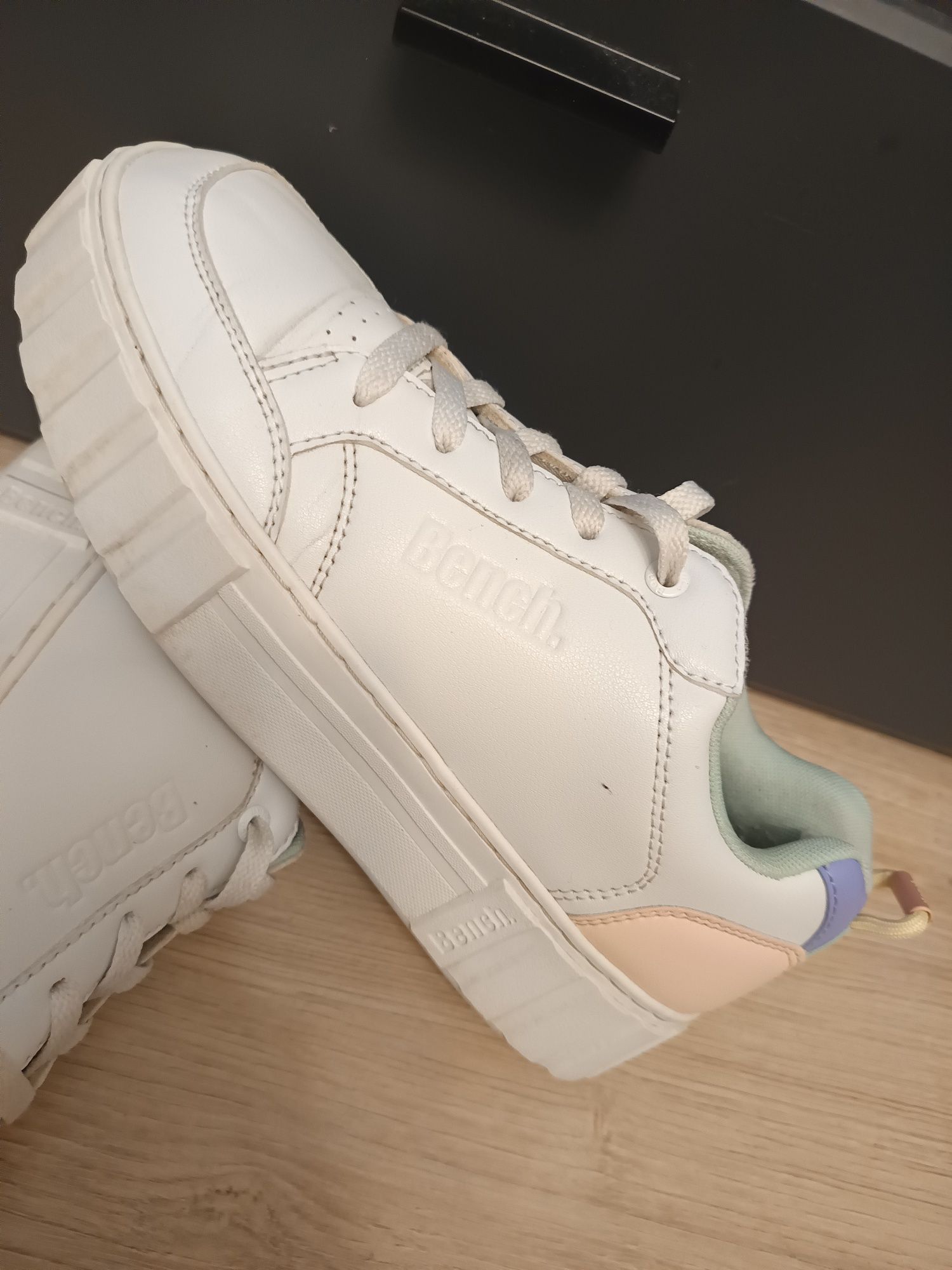 Buty sneakersy na platformie Bench