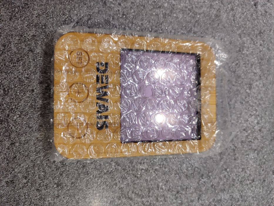 Метеостанція з годинником, інформацією про температуру та вологість, б