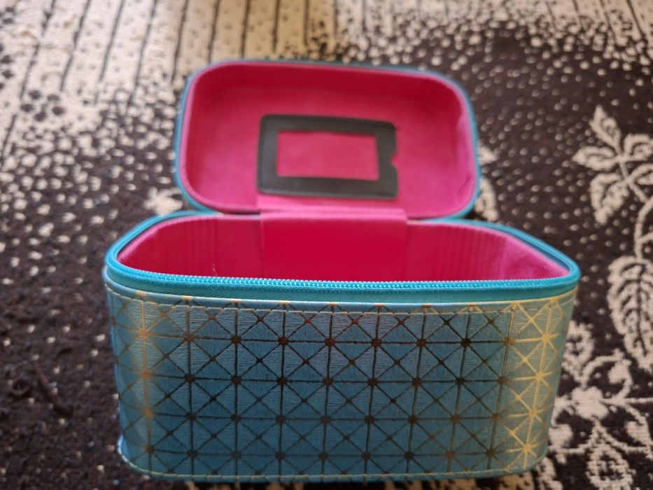 Pilnie oddam kuferki na kosmetyki, drobiazgi za darmo