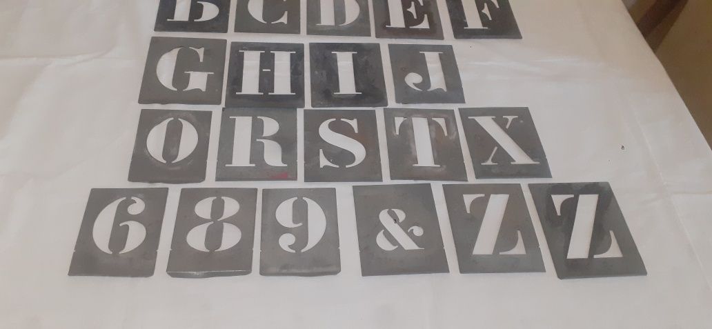 Stary szablon malarski alfabet niekompletny bauhaus