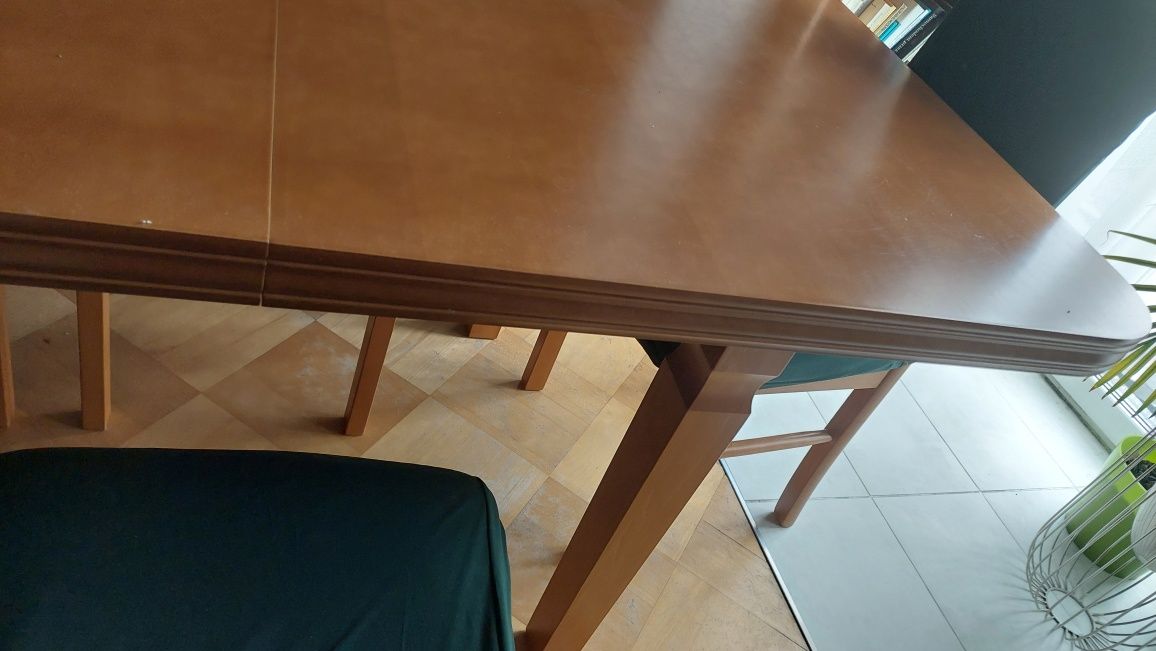 Stół rozkladany do jadalni salonu