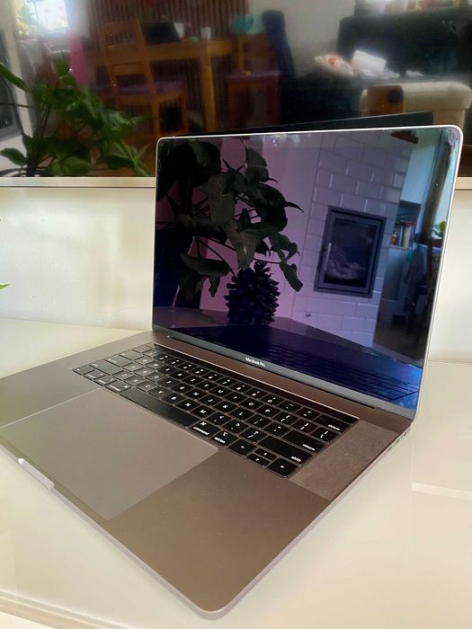 MacBook Pro 15" 2018 | i9 / 32 GB RAM / 512 GB SSD | Stan bdb