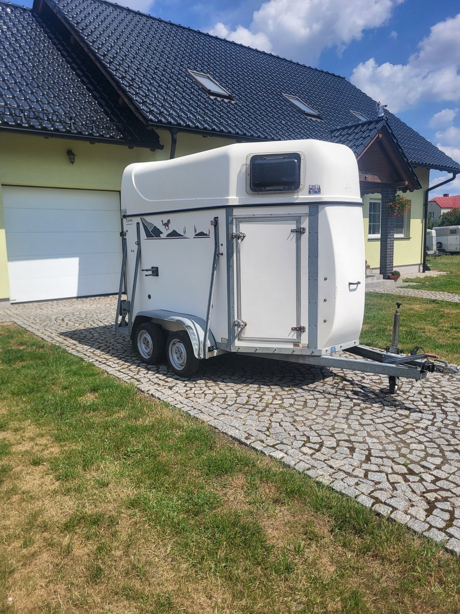 Przyczepa do przewozu koni konia zwierząt dmc 1300kg kategoria B