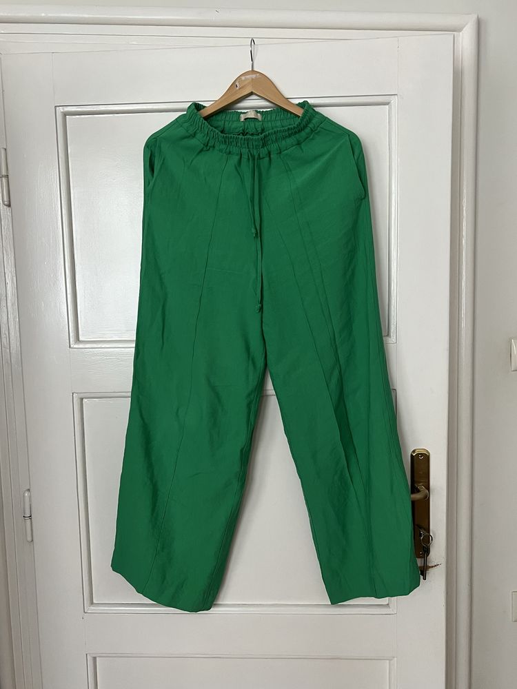 Літній зелений костюм, вільна сорочка та брюки палаццо