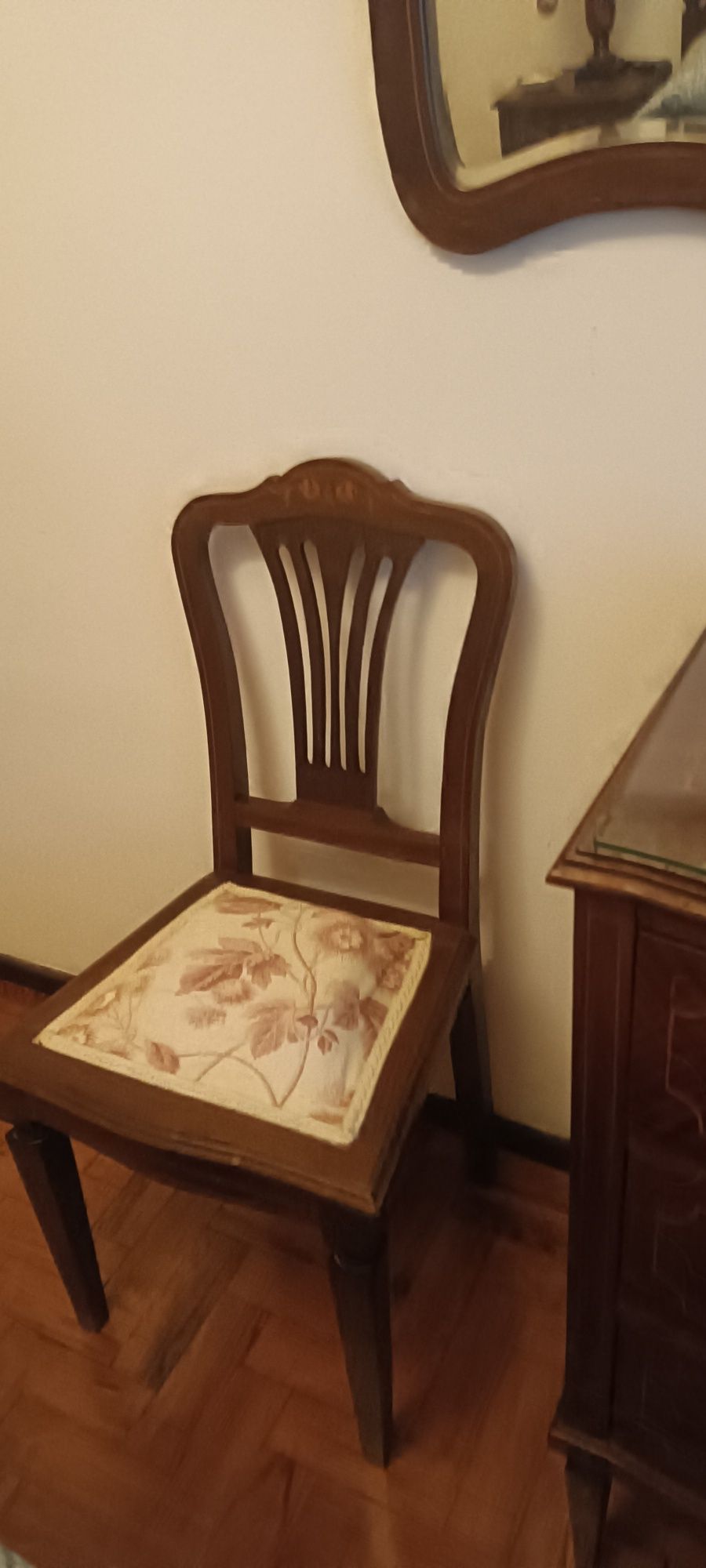 Cama de casal e mesas de cabeçeira e cadeira