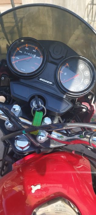 Bajaj boxer 125x 2021 рік мотоцикл, офіційний, на повному ходу.