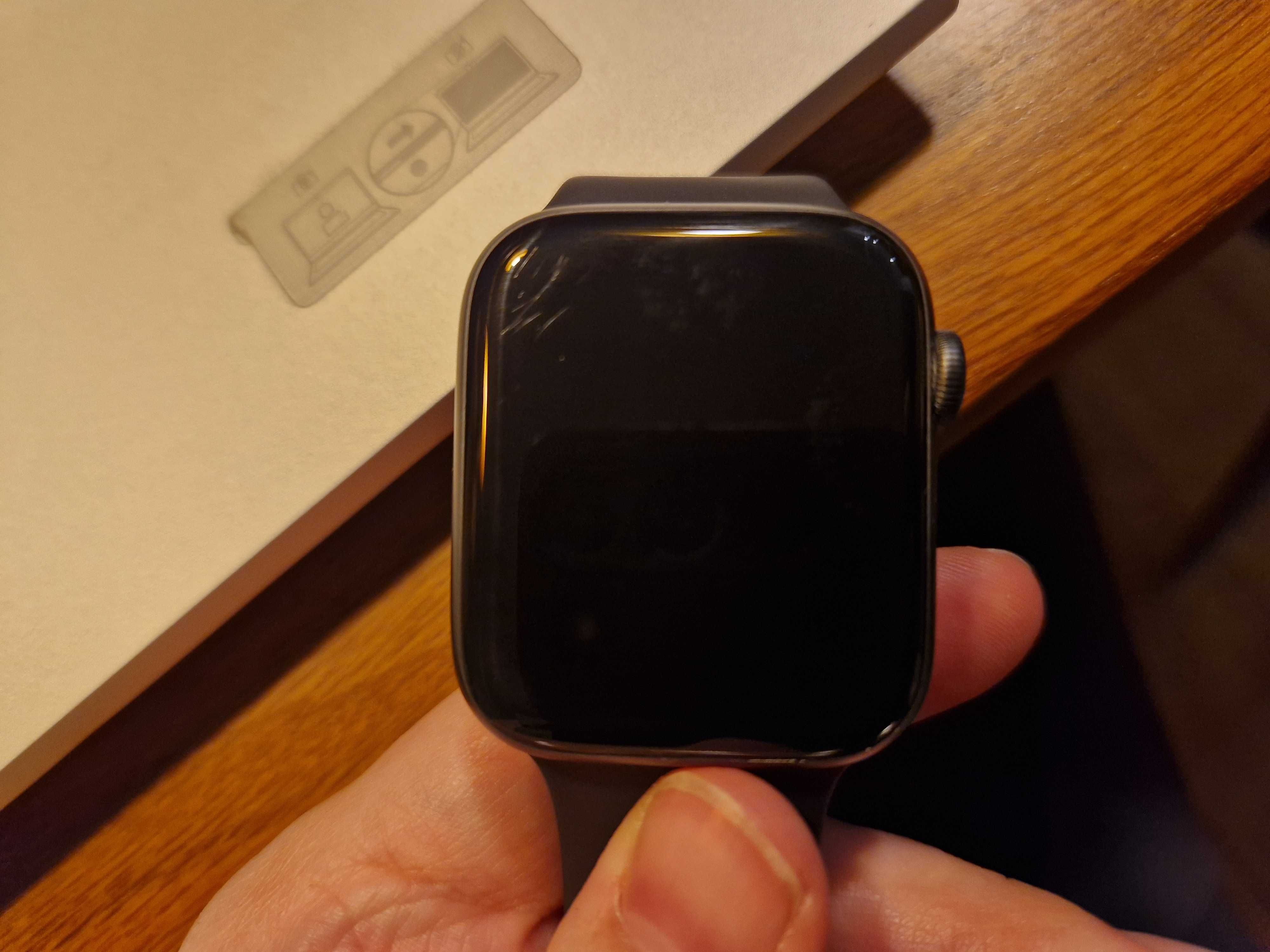 Apple Watch Series 4 kolor srebrny 44 mm
