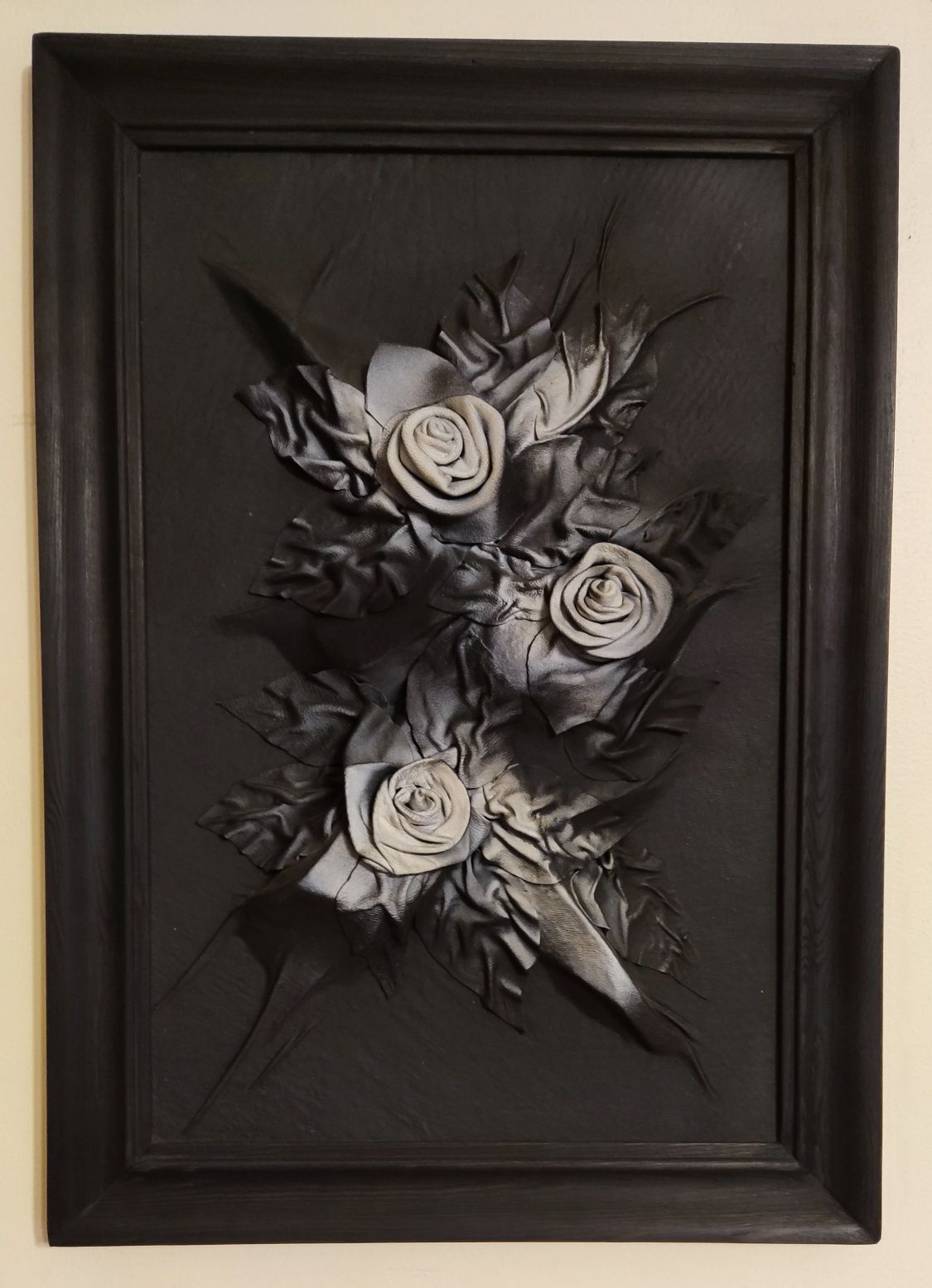 Obraz ze skóry 3D róże czarno biały