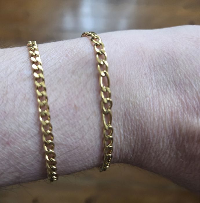 Duas pulseiras em aço inoxidável, banhadas a ouro de 9 quilates