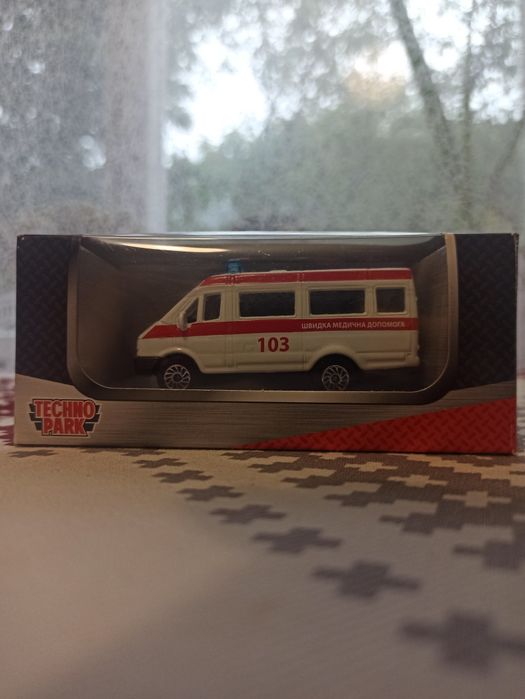 Дитяча машинка 1:64