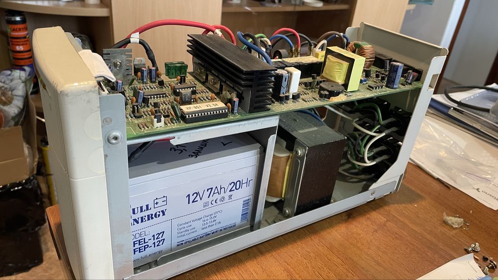 Продам безперебойник APC Smart UPS su420