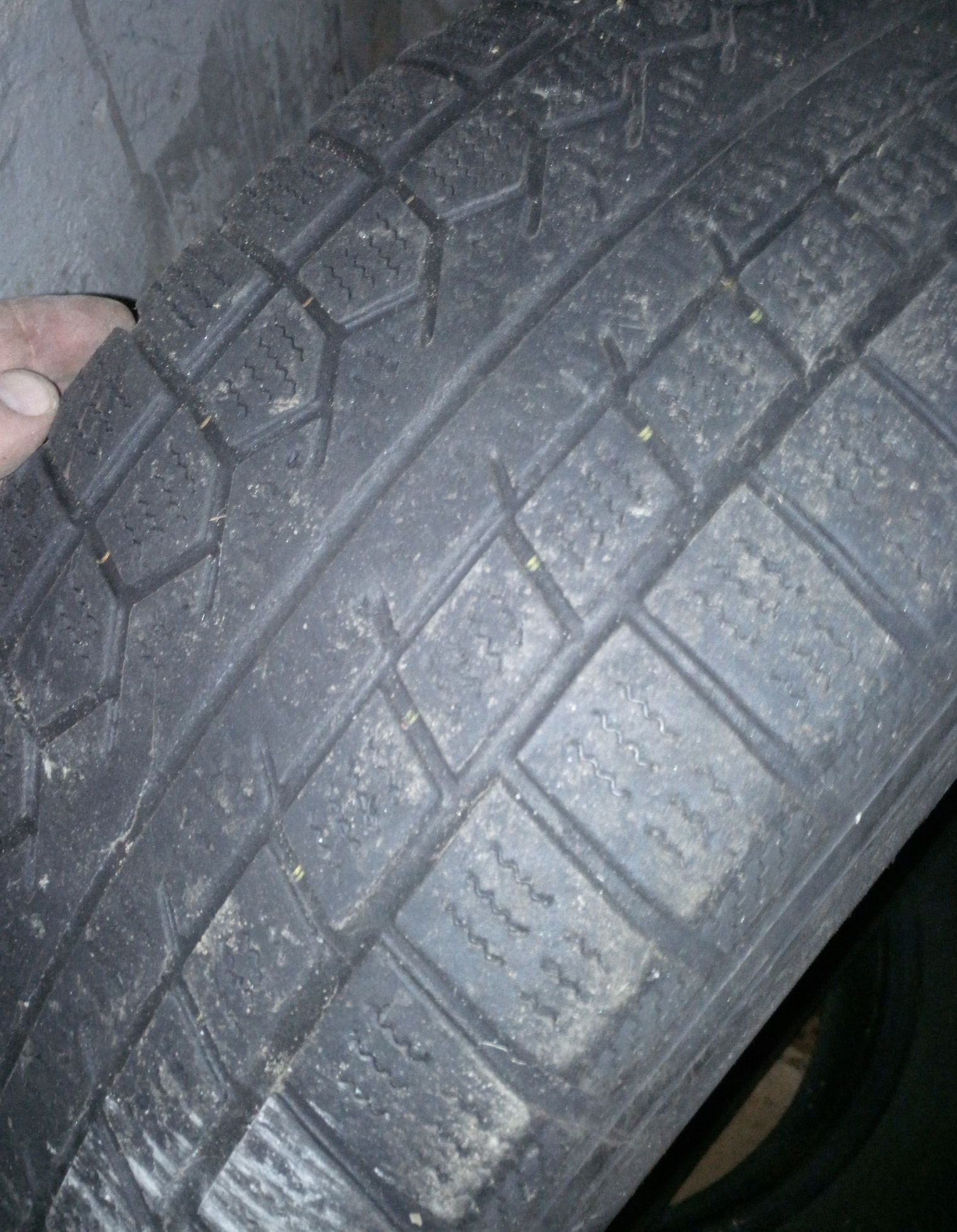 Шины TOYO 235/65 r17 зимние 2шт.