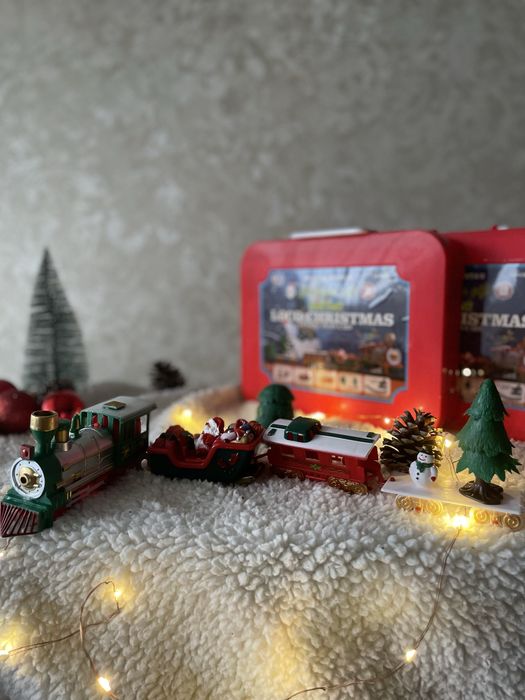 Дитяча залізна дорога. Іграшка Дитяча залізниця. Новорічний потяг.