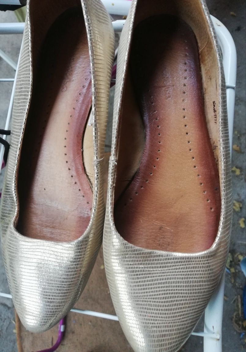 Buty złote na niskim obcasie marki Maciejka, 36