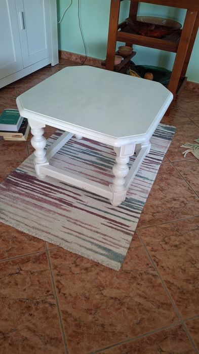 Mesa de salão em madeira