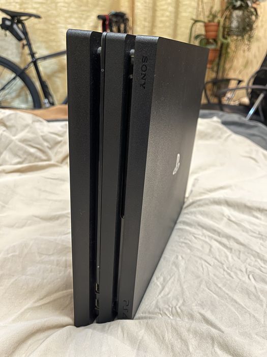 Продам PlayStation 4 Pro 1TB + 2 джойстика