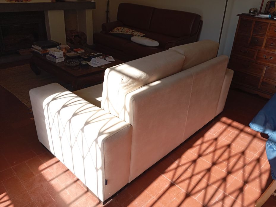 Conjunto dois sofás de três e dois lugares