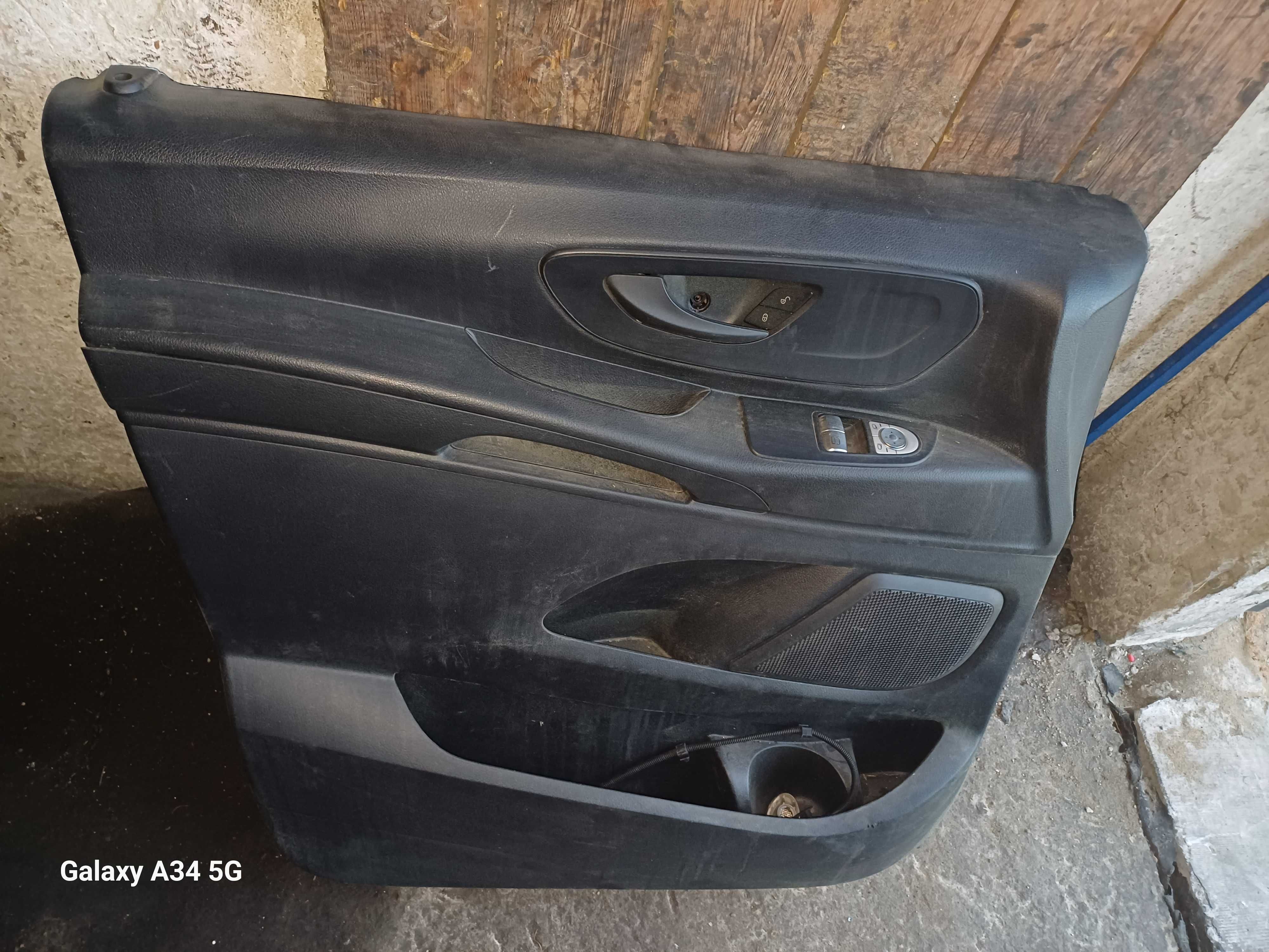 Tapicerka drzwi lewa mercedes vito A 447 viano A447