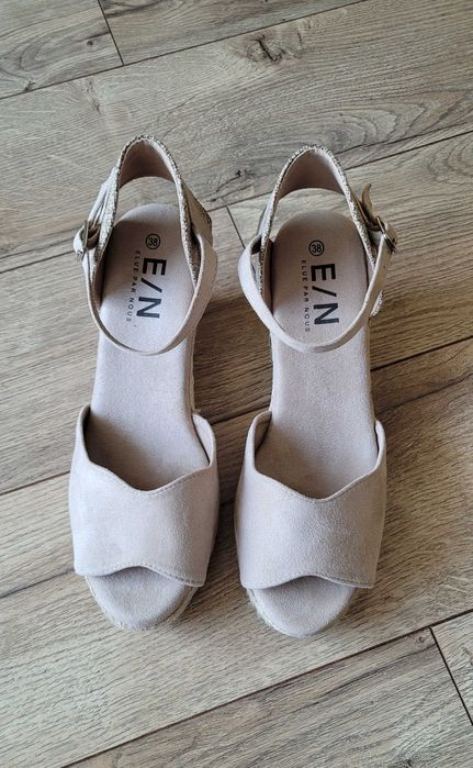 Nowe śliczne espadryle damskie beżowe, marki Elue Par Nous, roz. 38