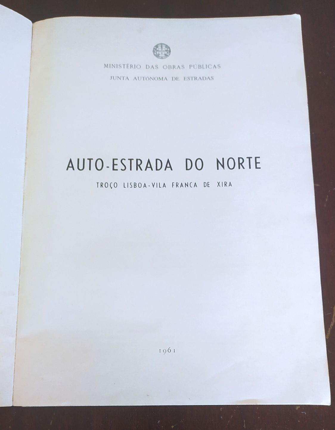 Livro sobre a construção da auto estrada do norte.