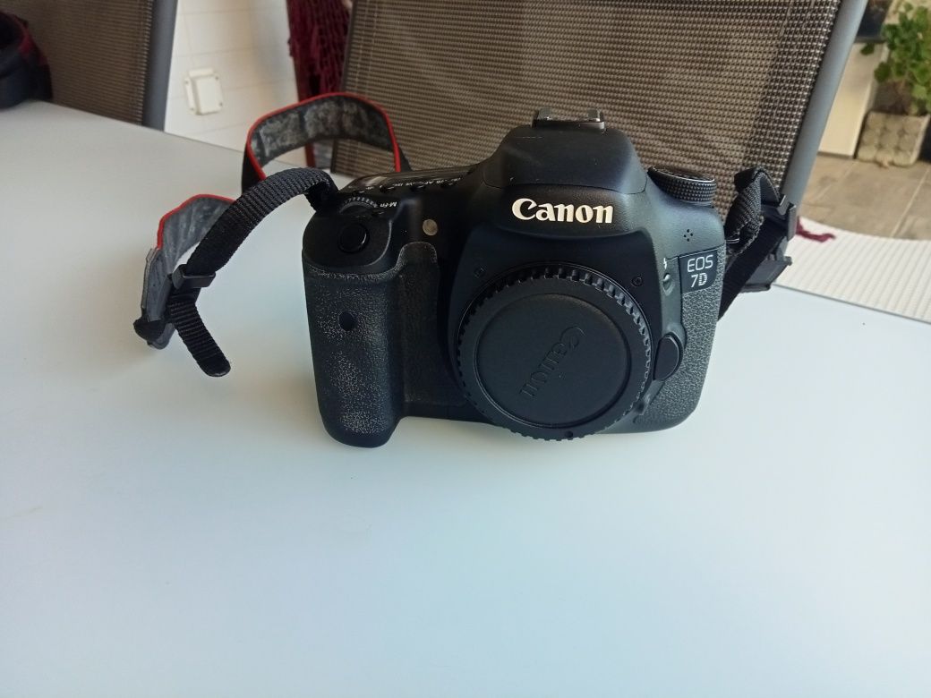 Máquina fotográfica Canon EOS 7D
