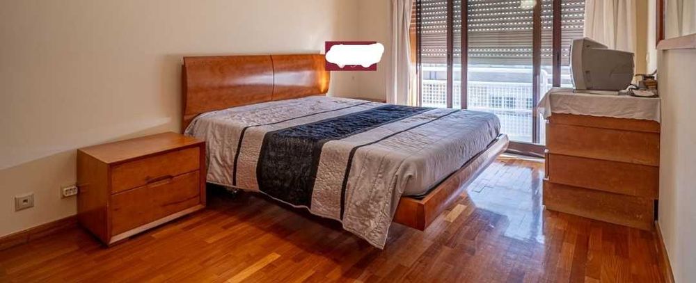 Quarto casal com 2 mesinhas de cabeceira e espelho