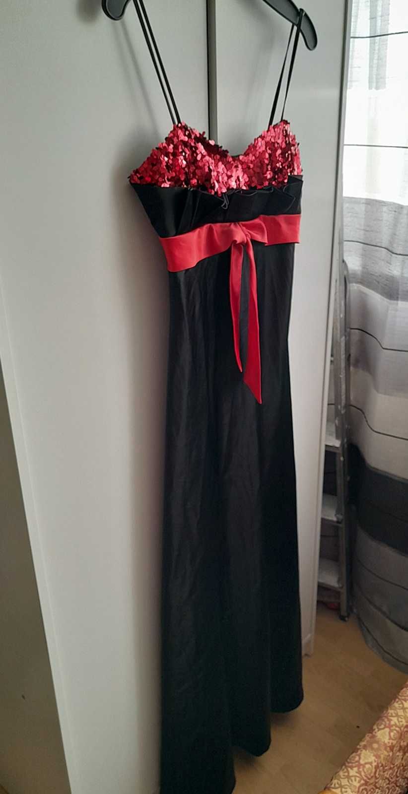 Długa sukienka z kokardą