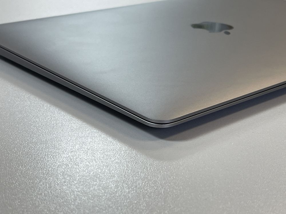 MacBook Air 2020 i5 8 GB RAM 256 SSD 226 циклів Space Grey зарядка
