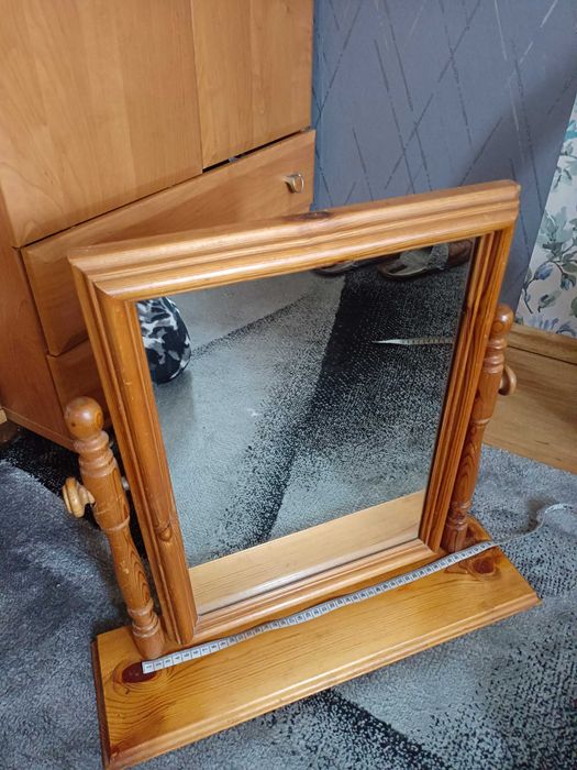 Drewniane stojące lustro toaletka