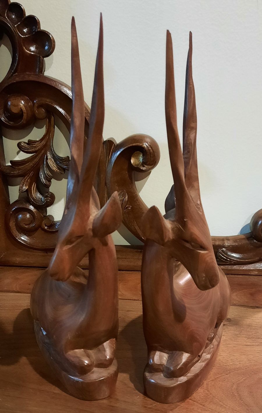Magnífico e grande par de esculturas de veados madeira esculpida à mão