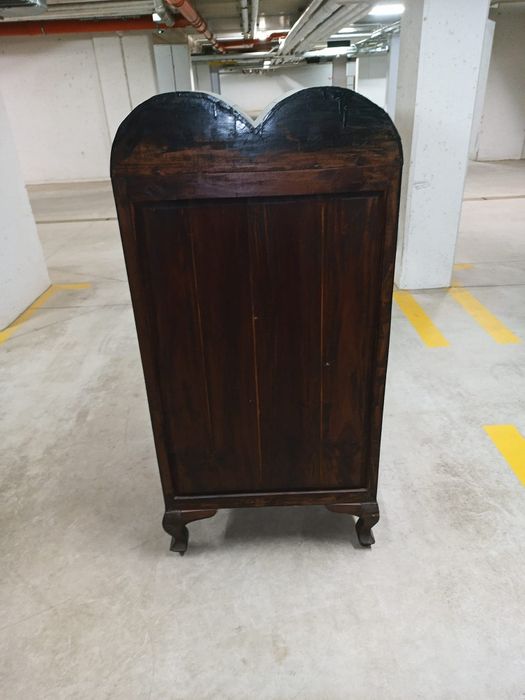 Witrynki z drewna egzotycznego kolonialne