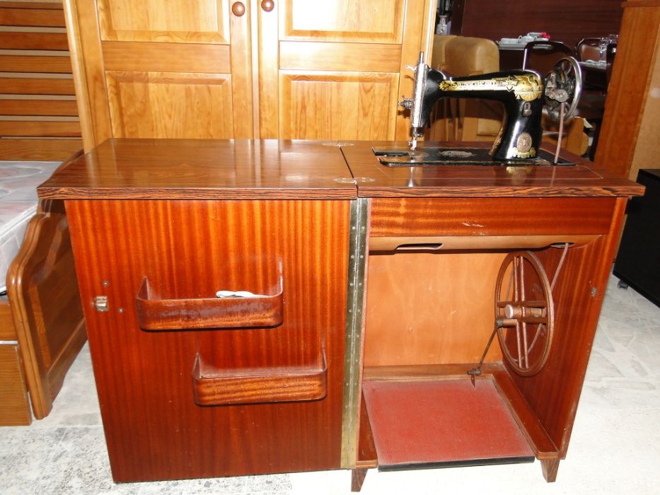 Móvel e máquina de costura de 1924 em óptimo estado