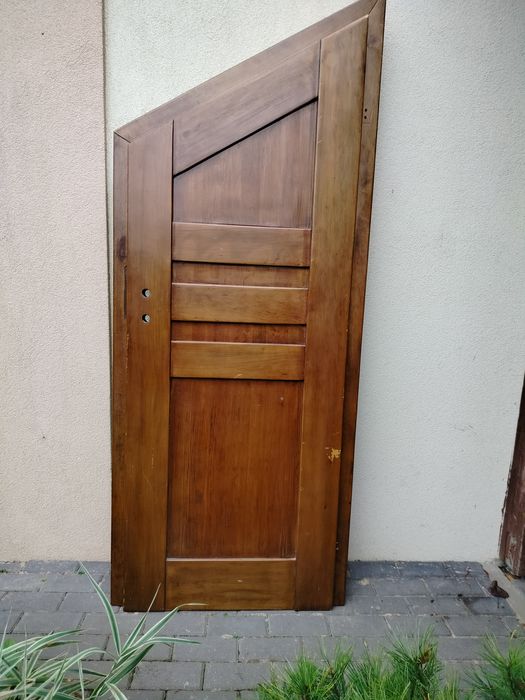 Drzwi drewniane skośne prawe