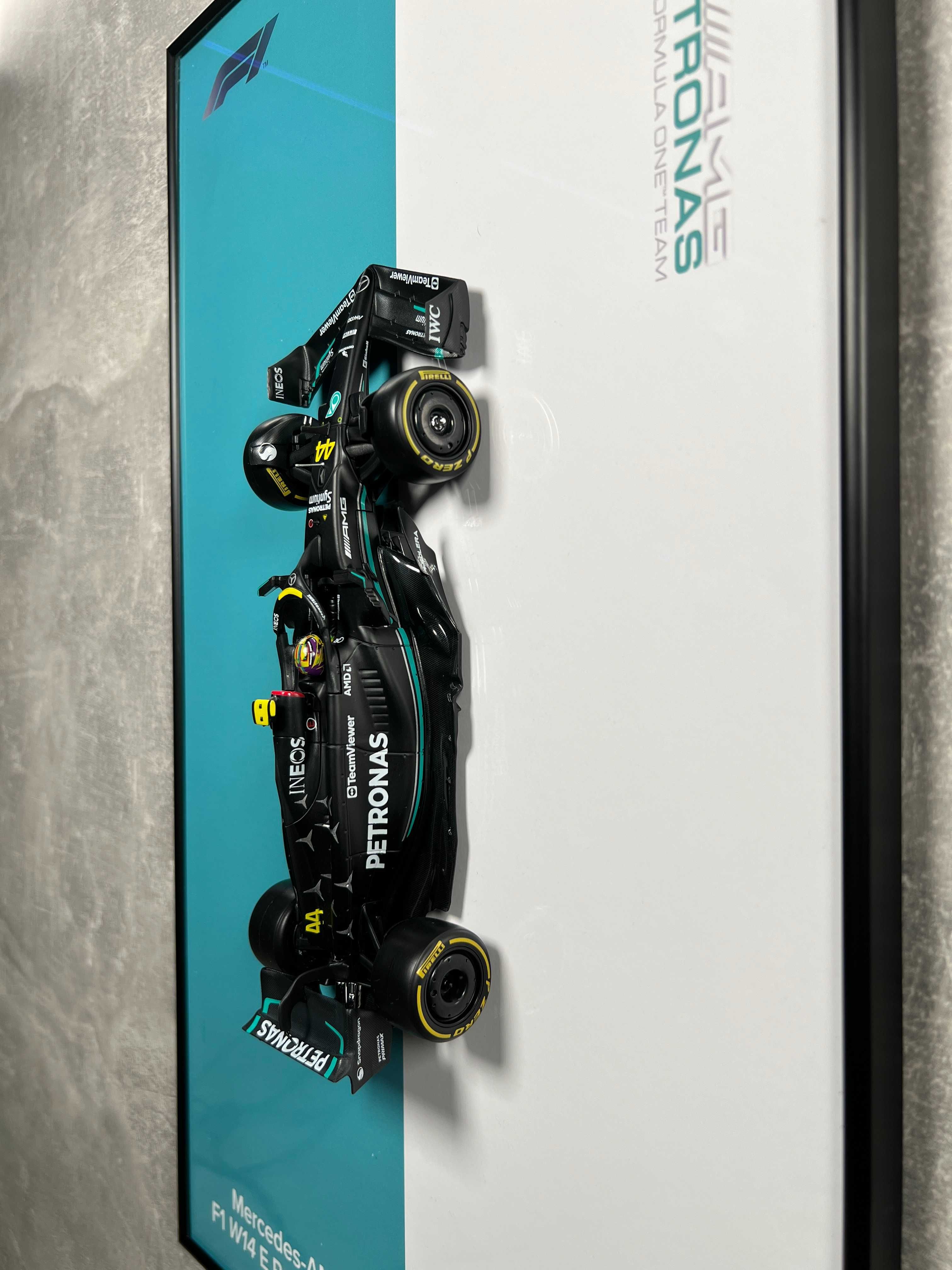 Модель Bburago F1 с Рамкой Mercedes AMG W14 2023 44 Lewis Hamilton