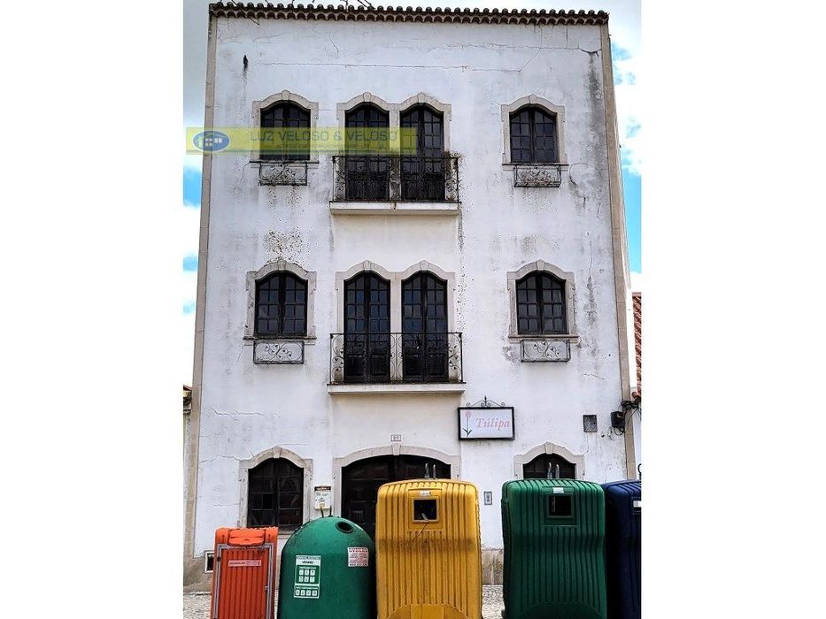 Prédio Urbano de R/C, 1º, 2º andares para Comércio em Cartaxo