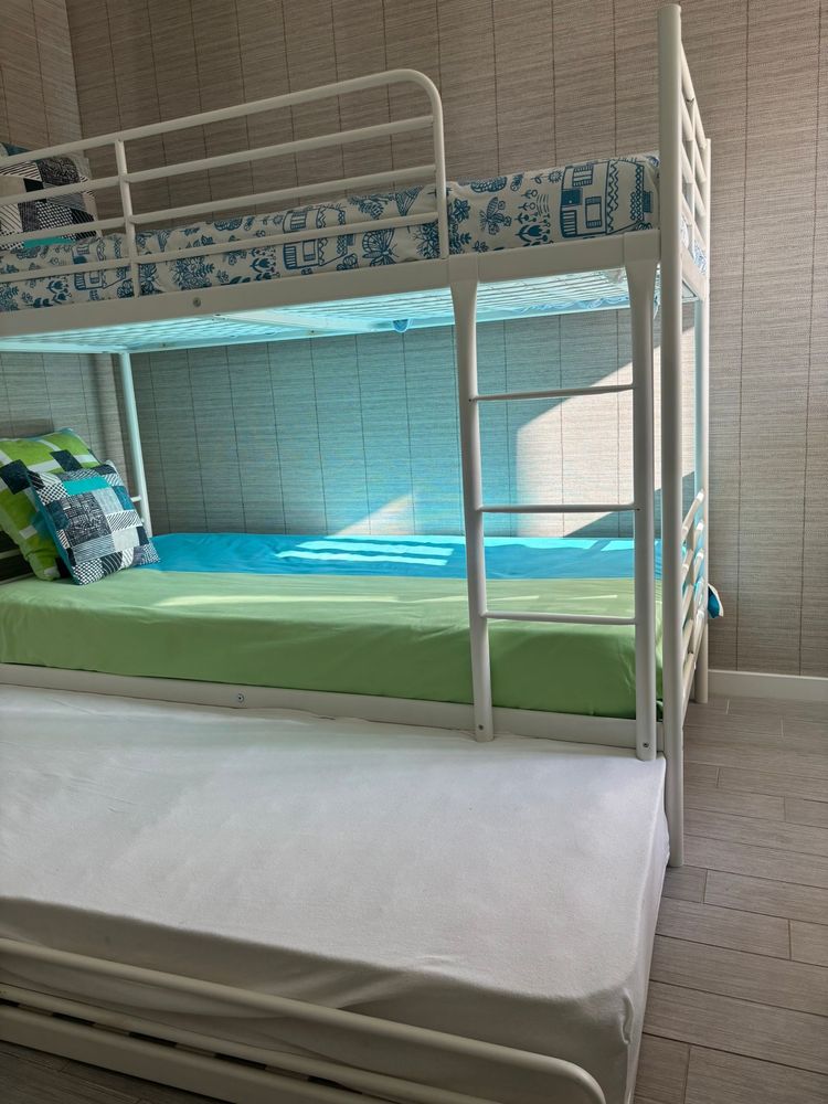 Beliche com 3 camas e colchōes como novos colchas e almofadas incluida