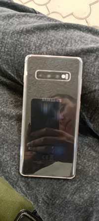 Продам Samsung Galaxy S10+. Є один мінус(екран розбитий), телефон не з