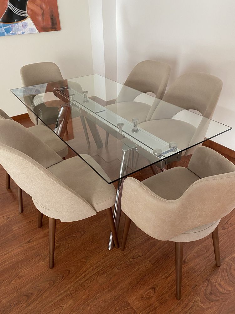 Mesa de sala em vidro e pés metalicos