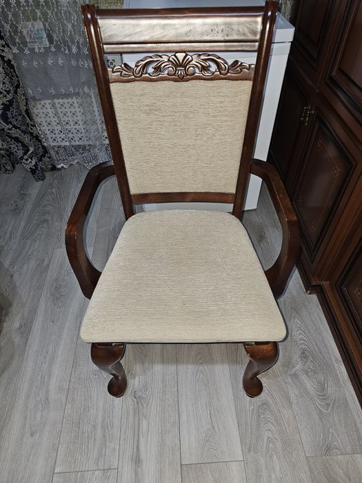 Дерев'яний обідній класичний стілець